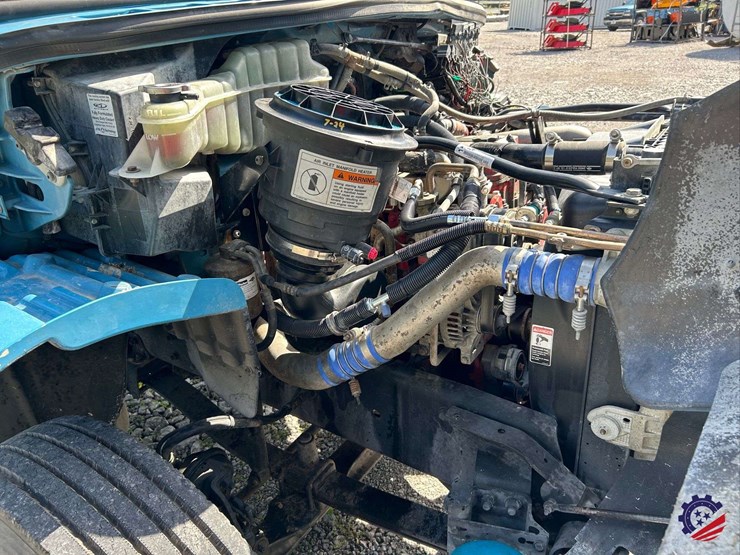 2010-freightliner-m2-106-image-92