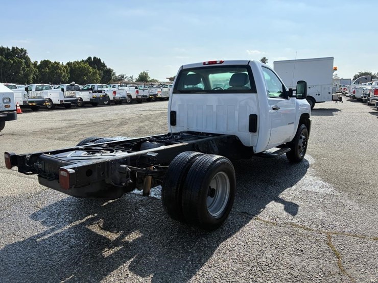 2011-chevrolet-3500-image-3