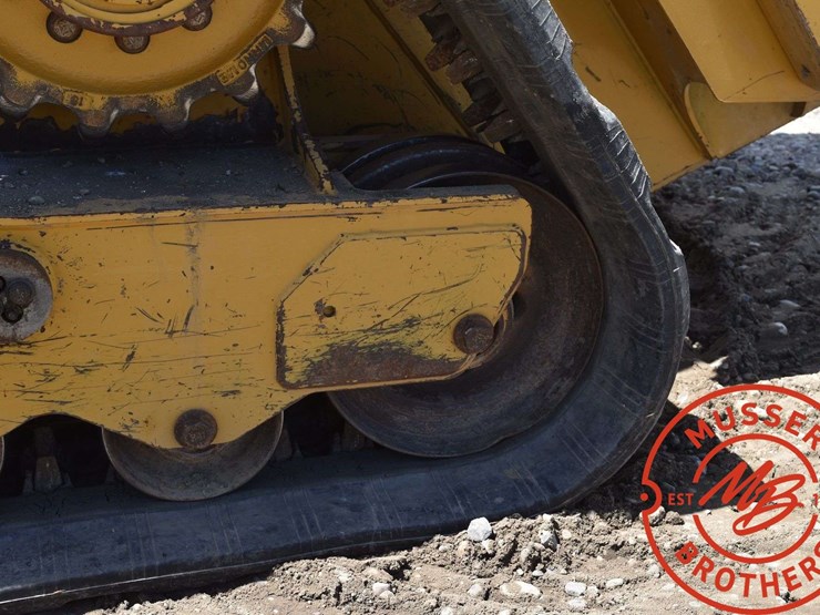 2016-caterpillar-d2-image-32