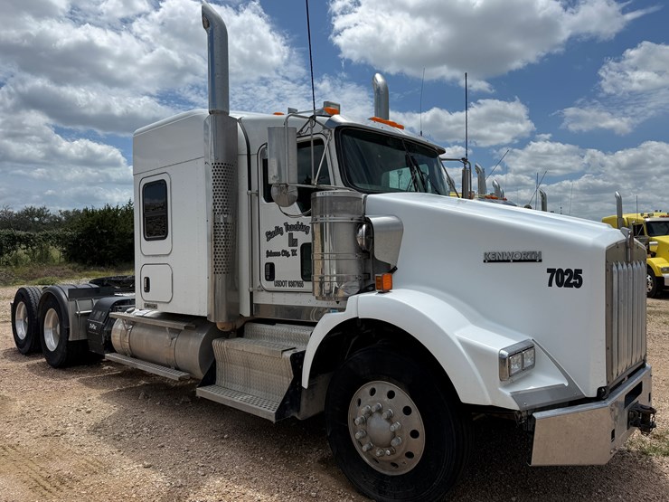 2016-kenworth-t800-image-3