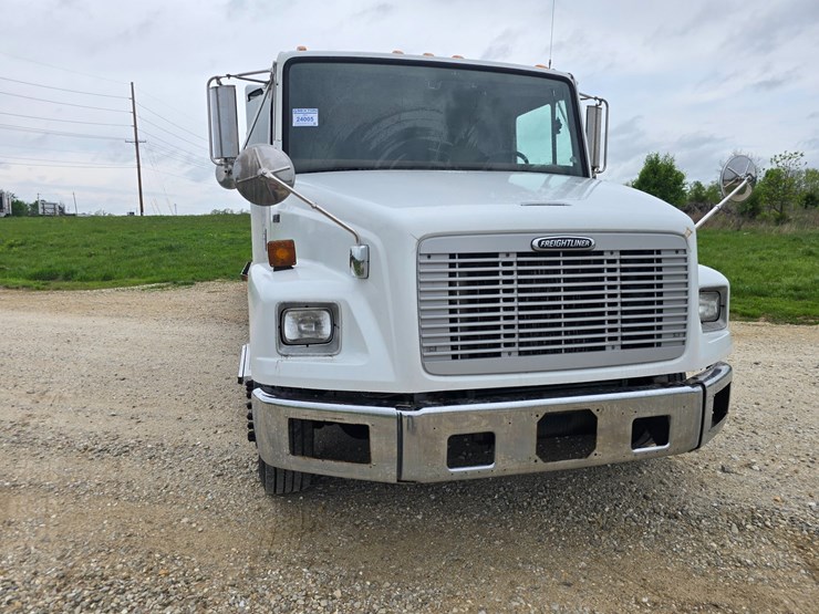 2001-freightliner-fl60-image-24
