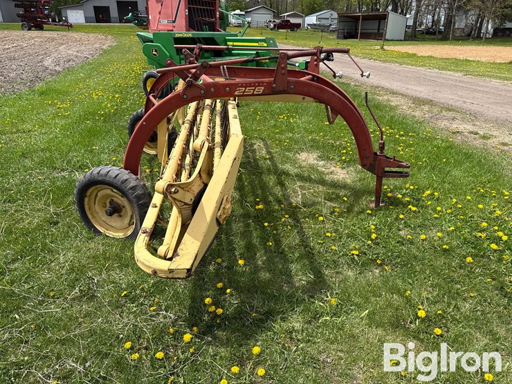new-holland-258-image-4