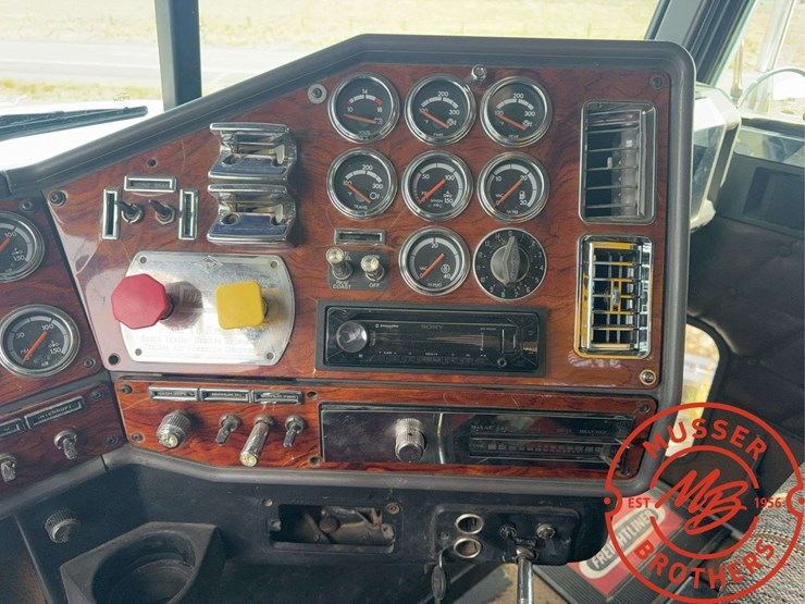 2000-freightliner-fld120-image-32