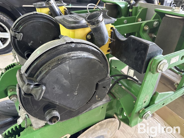 john-deere-planter-row-unit-image-12