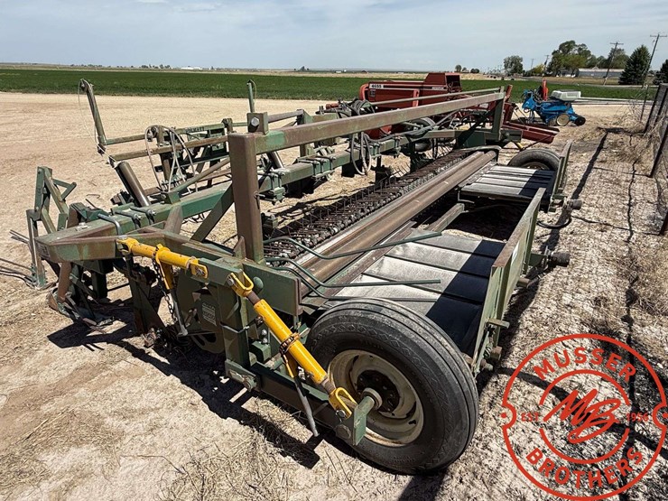1993-pickett-12-row-bean-cutter-image-5
