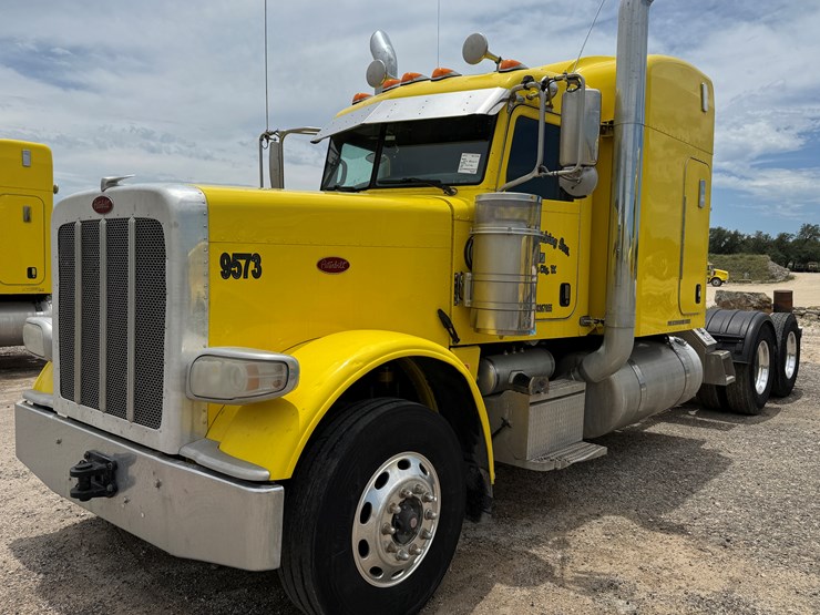 2014-peterbilt-389-image-1