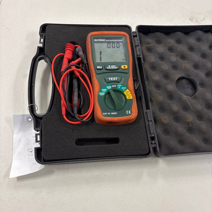 #4027 • EXTECH INSTURMENTS DIGITAL MEGOHMMETER WITH LEADS AND CASE