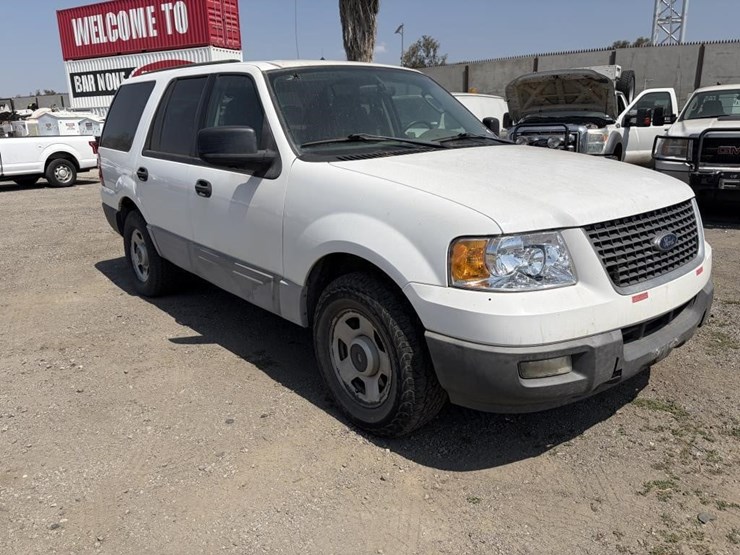 2004-ford-expedition-xlt-image-2