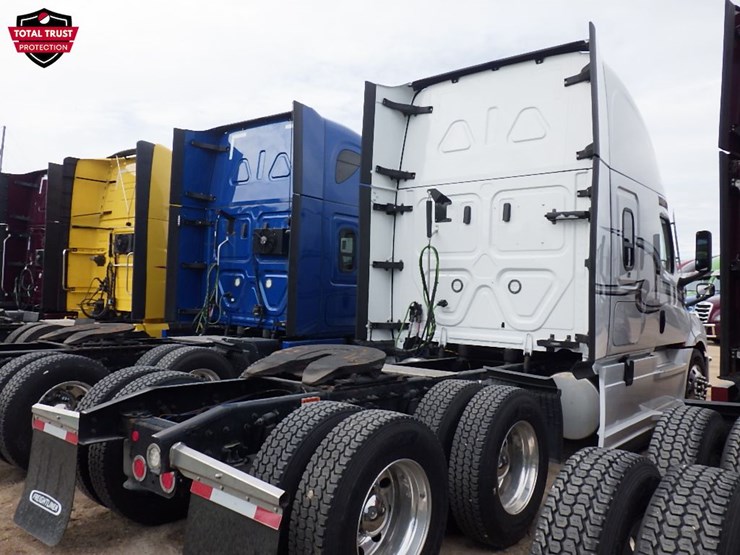 2022-freightliner-cascadia-126-image-10