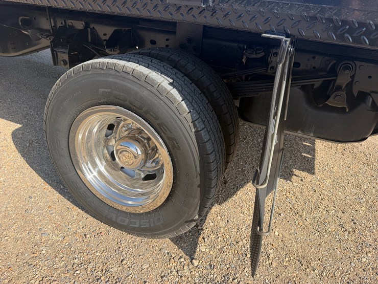 #126-•-2015-ram-3500-flatbed-truck-image-5