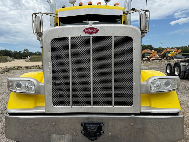 2014-peterbilt-389-image-2