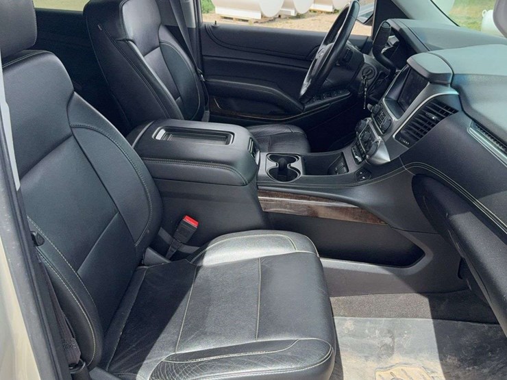 2015-chevrolet-suburban-1500-image-33