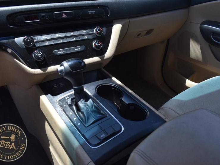 2015-kia-sedona-lx-image-16