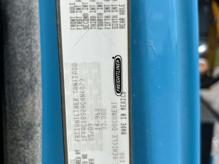 2010-freightliner-m2-106-image-122