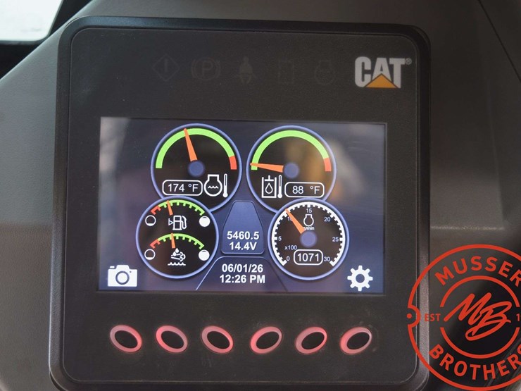 2016-caterpillar-d2-image-47