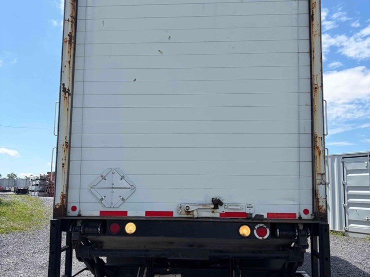 2001-freightliner-fl70-image-4