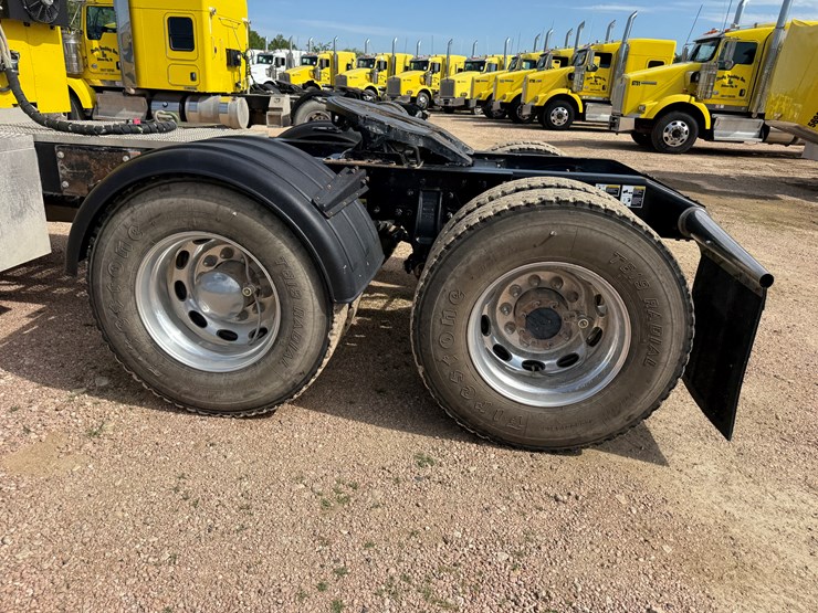 2018-peterbilt-567-image-16