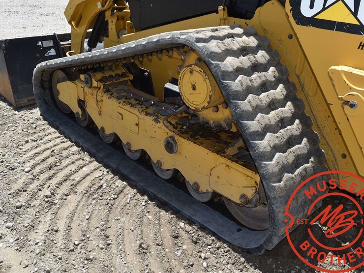 2017-caterpillar-d2-image-29