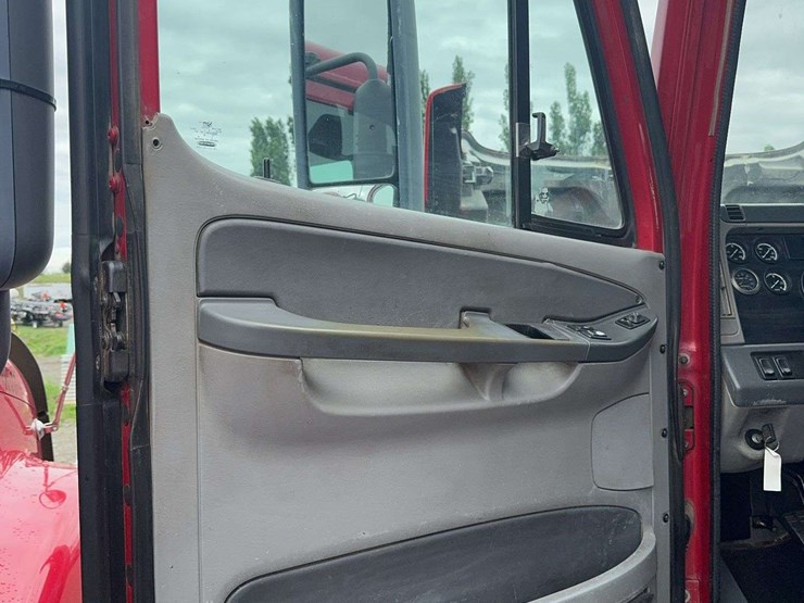 2007-freightliner-columbia-120-image-27