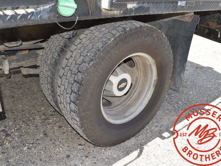 2015-chevrolet-3500-image-18
