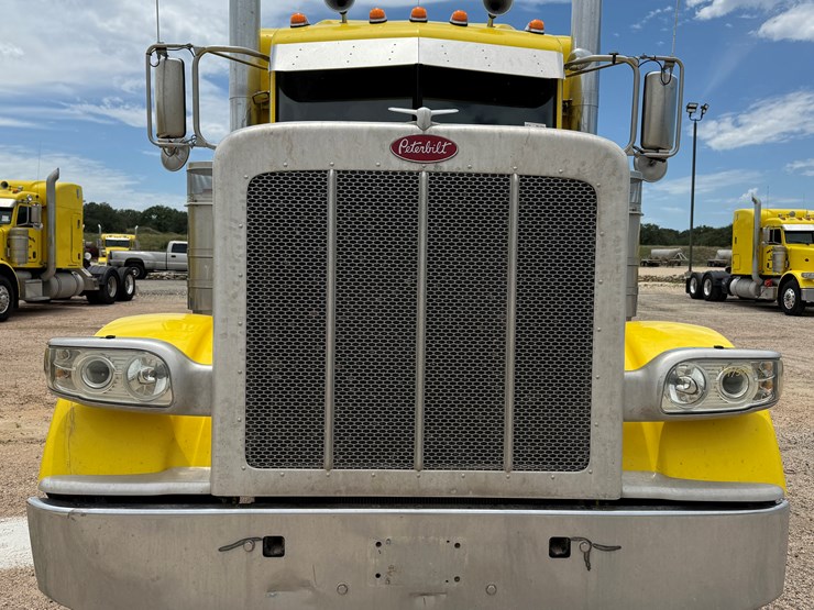 2014-peterbilt-389-image-2