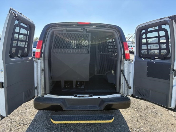 2013-chevrolet-express-3500-image-11