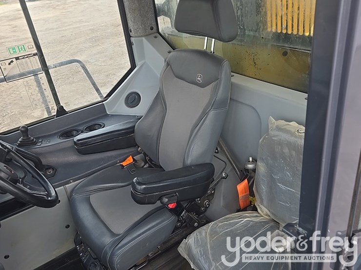 2023-deere-260e-image-50