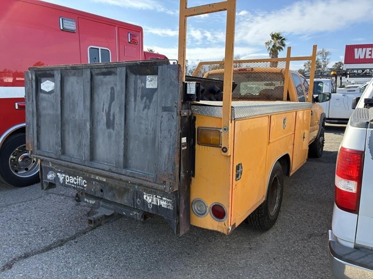 2001-chevrolet-3500-image-3