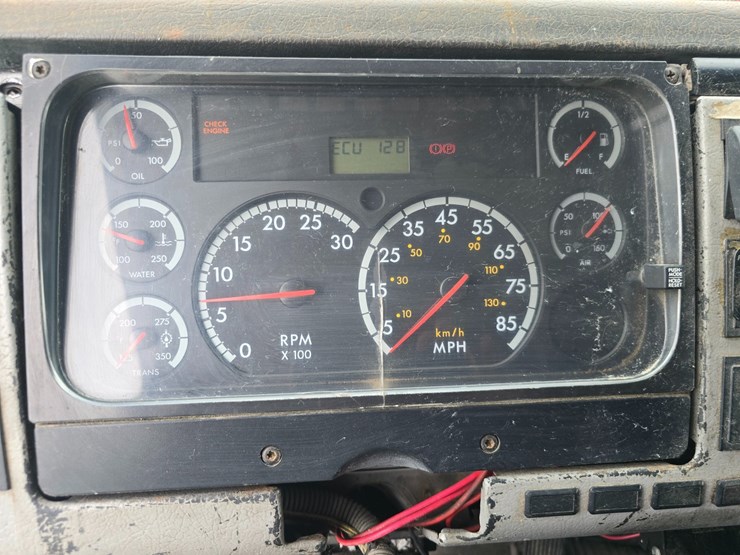 2001-freightliner-fl60-image-59