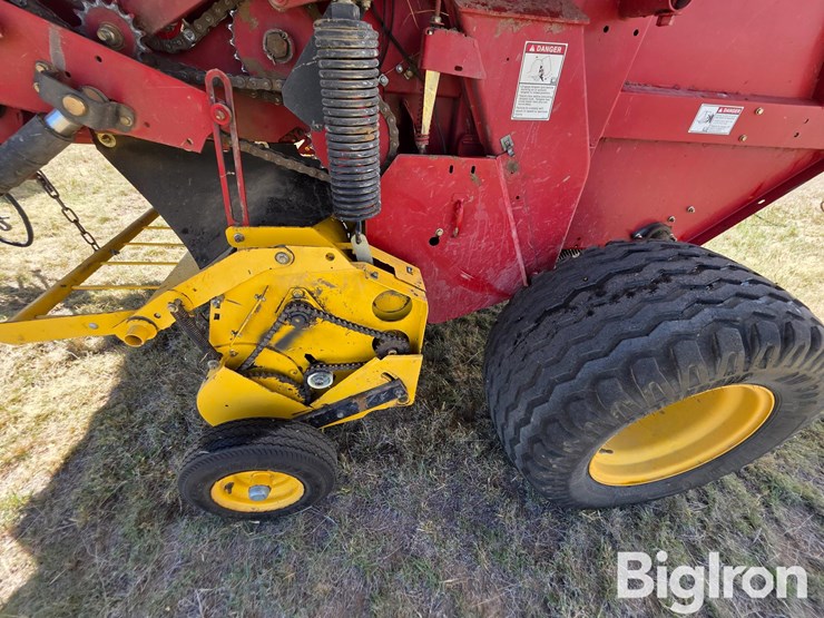 new-holland-br780-image-10