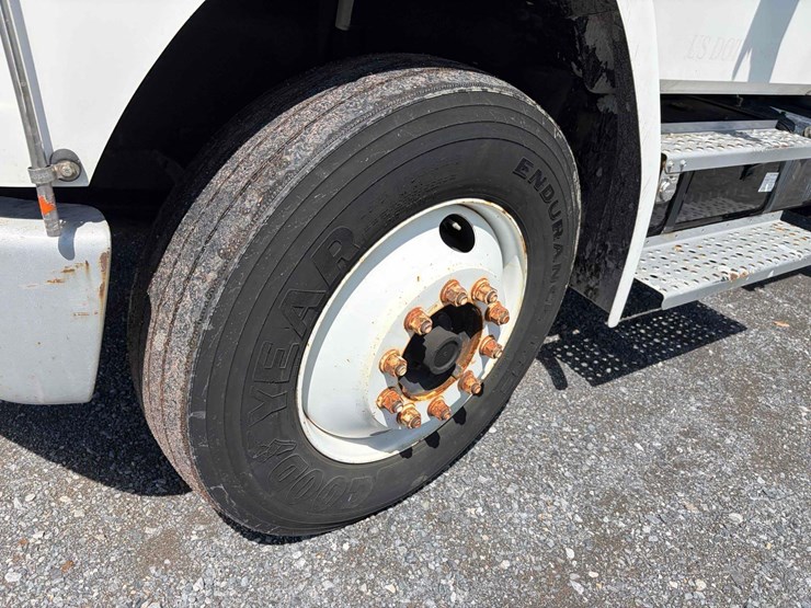 2001-freightliner-fl70-image-10