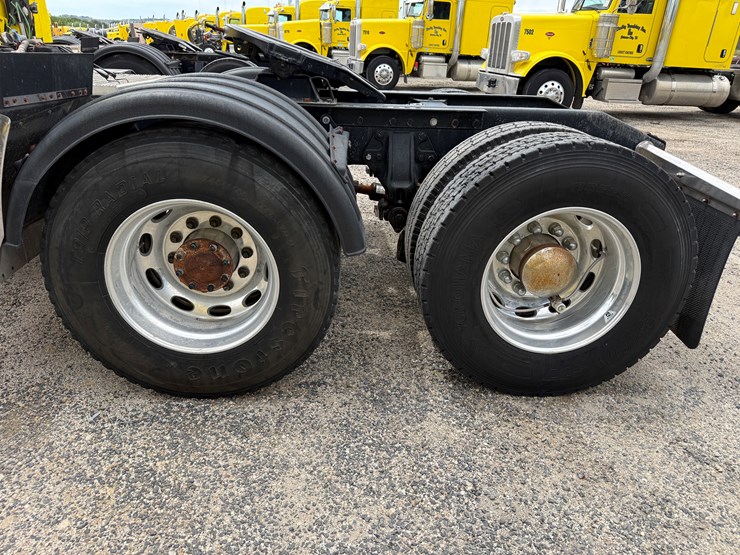 2015-peterbilt-389-image-16
