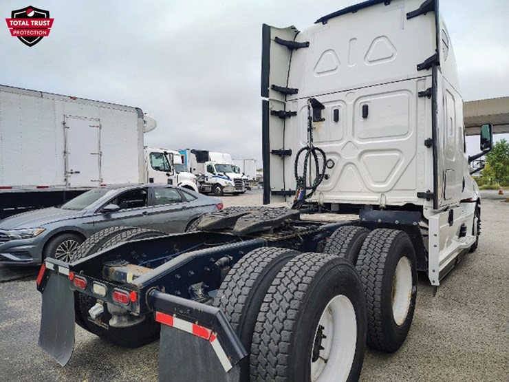 2022-freightliner-cascadia-126-image-2