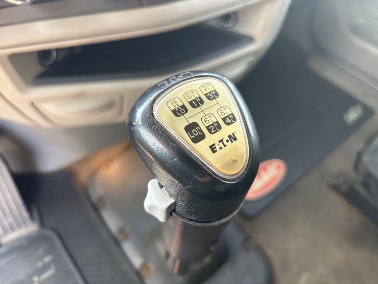2020-peterbilt-567-image-10