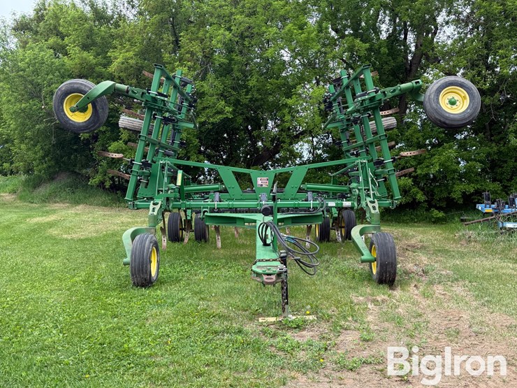 john-deere-2410-image-2