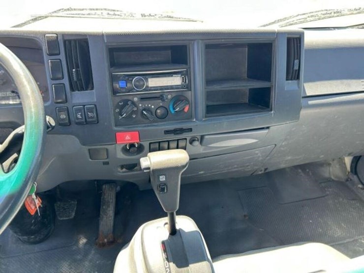 2015-isuzu-nrr-image-12
