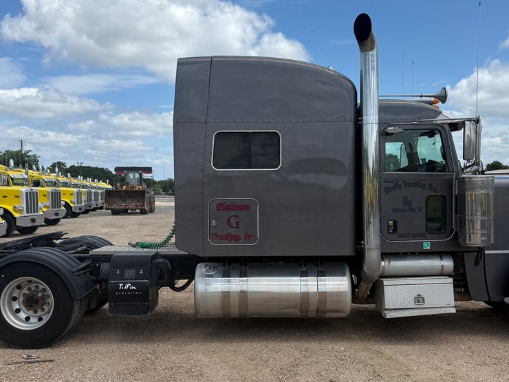 2014-peterbilt-389-image-4
