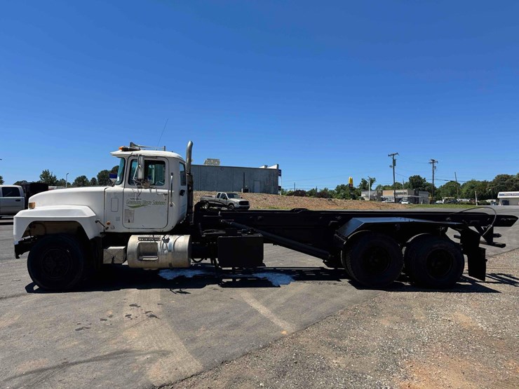 1992-mack-rd690sx-image-2