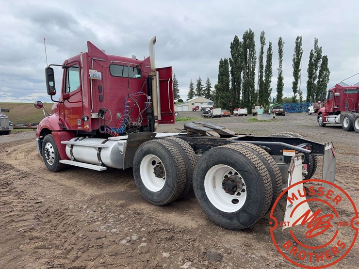 2007-freightliner-columbia-120-image-5