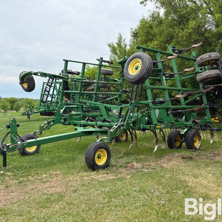 JOHN DEERE 2410