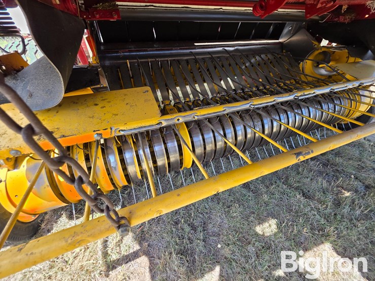 new-holland-br780-image-17