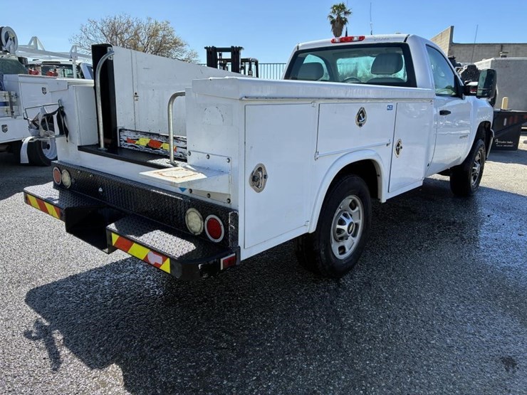 2011-chevrolet-2500hd-image-3