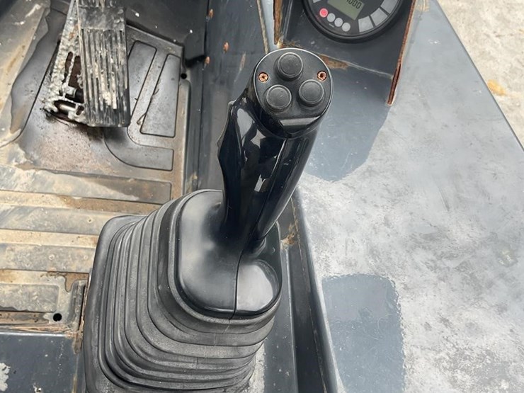 2019-deere-204l-image-12