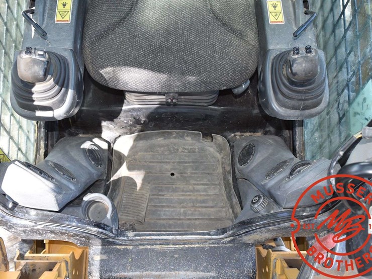 2016-caterpillar-d2-image-43
