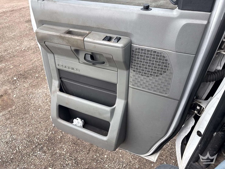2013-ford-e350-image-16