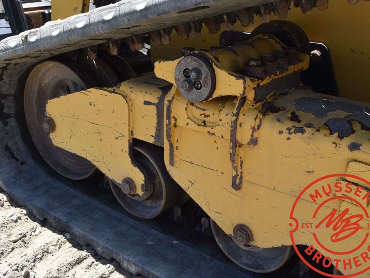 2017-caterpillar-d2-image-32