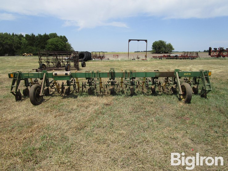 john-deere-825-image-2