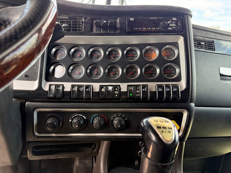 2016-kenworth-t800-image-11