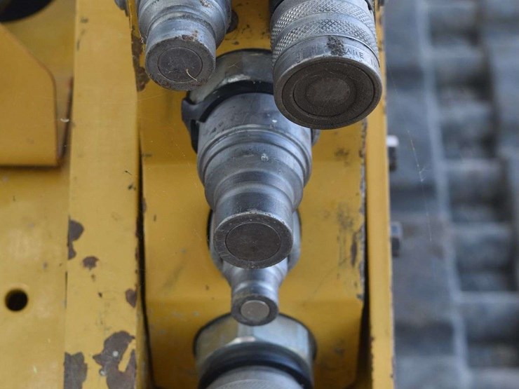 2016-caterpillar-d2-image-42