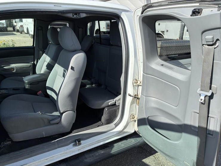 2013-toyota-tacoma-image-13